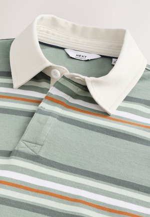 Maglietta polo con colletto color crema, caratterizzata da strisce verdi e grigie, accento arancione e due bottoni vicino a un design a scollo a v su un tessuto morbido.