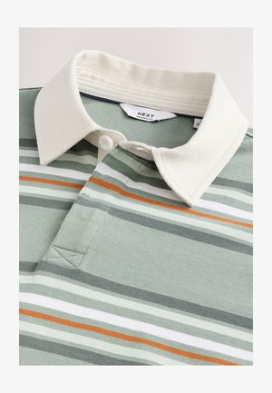 Maglietta polo con colletto color crema, caratterizzata da strisce verdi e grigie, accento arancione e due bottoni vicino a un design a scollo a v su un tessuto morbido.