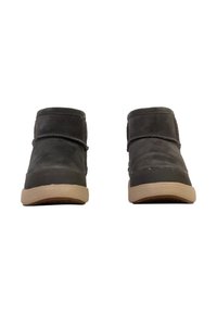 Bottes en suede grises à hauteur de cheville avec un bout arrondi, semelle beige clair et couture décorative au milieu. Design à talon plat.