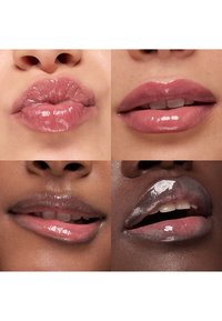 Quatre gros plans de lèvres diverses avec un gloss rose brillant, montrant différentes formes de lèvres et de légères ouvertures de bouche sur des fonds neutres.