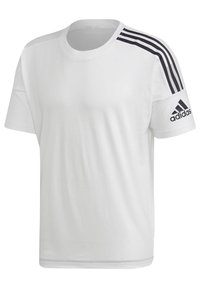 Bílý tričko s kulatým výstřihem vyrobené z bavlny s černým trojpruhovaným vzorem na rameni a černým logem Adidas na rukávu. Krátké rukávy.