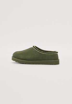 Pantof de culoare verde din suede, cu un guler texturat din tricot în contrast și talpă flexibilă, având un logo embosat pe lateral.