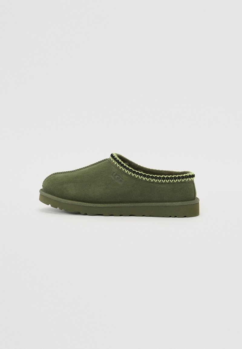 Chaussure slip-on en daim vert avec un col en tricot texturé et contrasté, semelle flexible, avec logo en relief sur le côté.