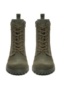 Olīvu zaļas zamšādas lace-up zābaki ar apaļām purngalēm, izturīgiem bieziem gumijas zolemiem un cilpām aizmugurē.