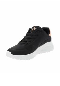 Schwarzer Sportschuh mit strukturierter Oberfläche, der über einen gepolsterten Kragen und eine weiße, gepolsterte Sohle verfügt. Seitlicher Akzent in Roségold.
