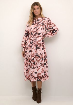Rochie tip cămașă de culoare roz, cu imprimeu abstract în nuanțe de maro și negru; mâneci lungi cu manșete elastice; talie cu șnur; lungime până la jumătatea gambei.