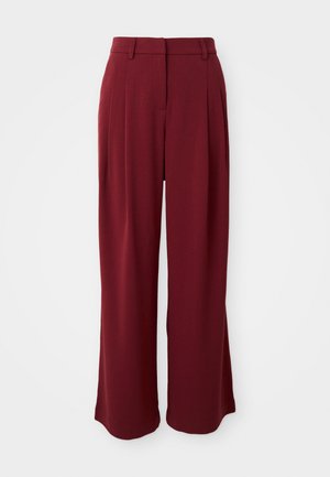 Bordové široké nohavice s skladmi, vyrobené z hladkej látky. Majú plochý pás a žiadne viditeľné vrecká.