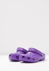 Crocs CLASSIC UNISEX - Zoccoli - neon purple