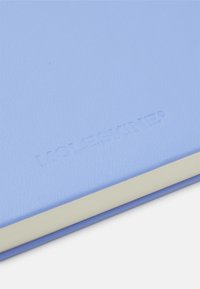 Quaderno Moleskine blu chiaro con copertura testurizzata, logo in rilievo e bordi bianchi. Design compatto per una facile maneggevolezza e portabilità.