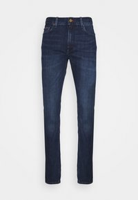 Jean en denim bleu foncé avec une coupe droite, design à cinq poches et une fermeture à bouton et à fermeture éclair. Présente un léger délavage sur les cuisses.