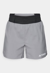 Grå treningsshorts med elastisk svart midje, lett materiale, en avslappet passform, og hvit logo-accent på nedre høyre side.