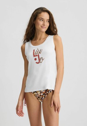 Canottiera bianca con un logo grafico "Liu Jo" in rosso e accenti dorati testurizzati. Abbinata a slip da bikini con stampa leopardata marrone e nera.