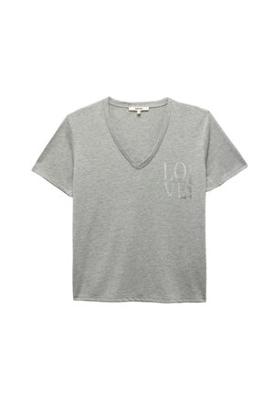 T-shirt grigia a V in morbido tessuto, con un design stampato con la parola "AMORE" in una tonalità più chiara sul lato sinistro anteriore.