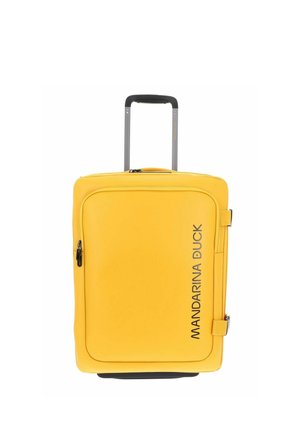 Valise jaune vif avec poignée noire et roues, fermeture éclair de la poche avant et logo "Mandarina Duck" sur le côté.