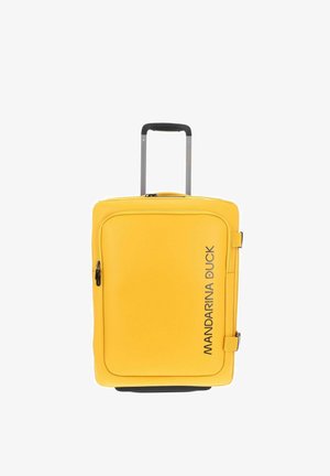 Valise jaune vif avec poignée noire et roues, fermeture éclair de la poche avant et logo "Mandarina Duck" sur le côté.