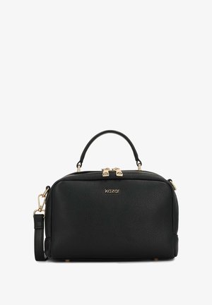 Melnas ādas roku soma ar teksturētu apdari, aprīkota ar zeltītu detaļu, divām rāvējslēdzēm, augšējo rokturi un atdalāmu plecu siksnu.