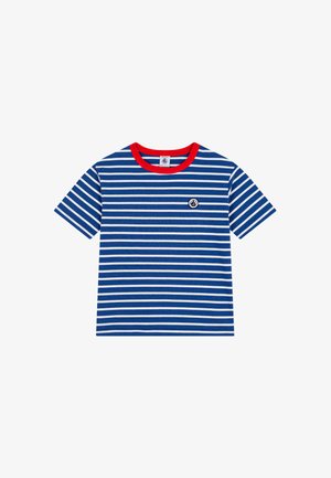 Ριγέ μπλουζάκι με οριζόντιες μπλε και λευκές ρίγες, κόκκινο λαιμόκοψη, κοντά μανίκια και στρογγυλό λογότυπο στο στήθος.