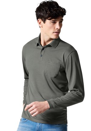 Szara long-sleeve polo z miękkiego materiału, z zapięciem na guziki w kołnierzu, przednią kieszenią i niebieskimi guzikami, zestawiona z jasnoniebieskimi dżinsami.