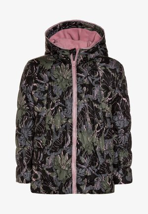 Chaqueta acolchada con capucha. Presenta un patrón floral en verde y negro, forro de forro polar rosa y una cremallera frontal con detalles en rosa.