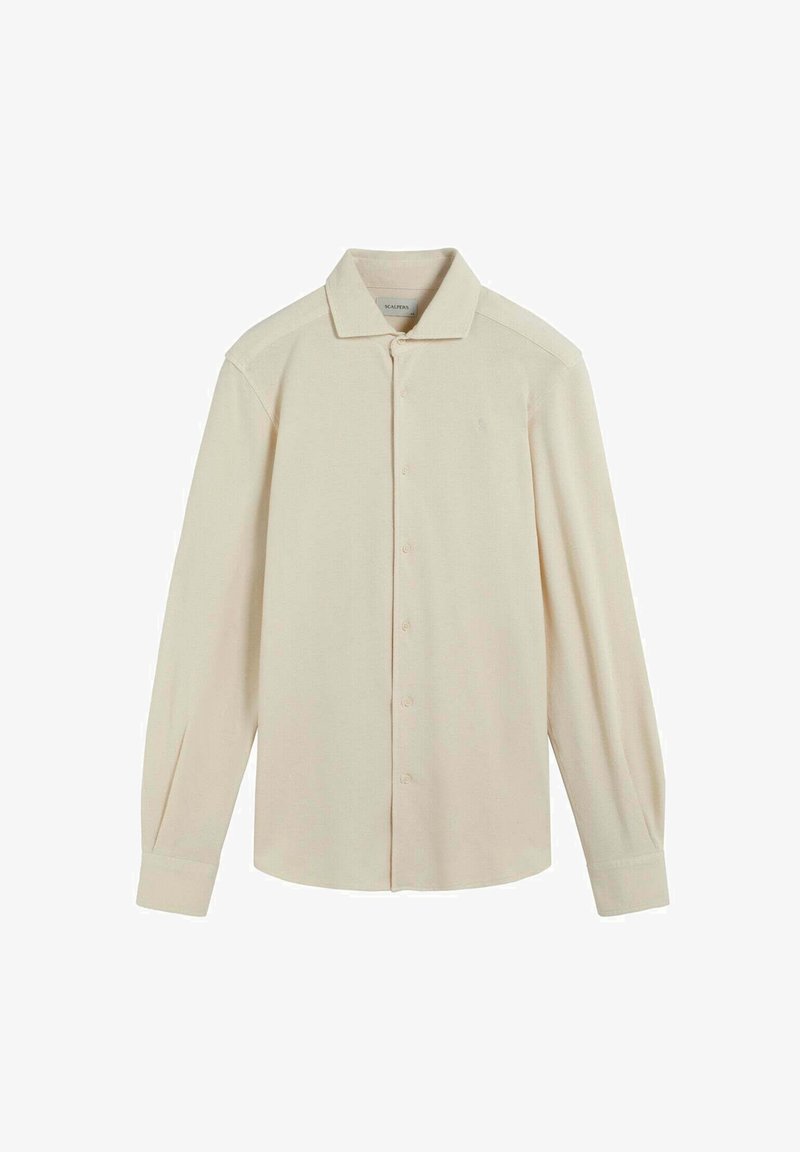 Camisa de botones de manga larga beige con cuello clásico, parte delantera lisa y puños abotonados, dispuesta plana sobre un fondo blanco.