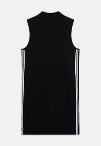 Vestido negro sin mangas con un cuello alto, textura suave y tres rayas verticales blancas a lo largo de cada lado.