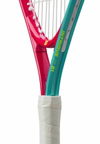 Wilson Intrigue Jr. 21 tennisracket met een roze en turquoise frame, witte grip en een gestructureerd handvat. Beschikt over een bespeeld racket hoofd.