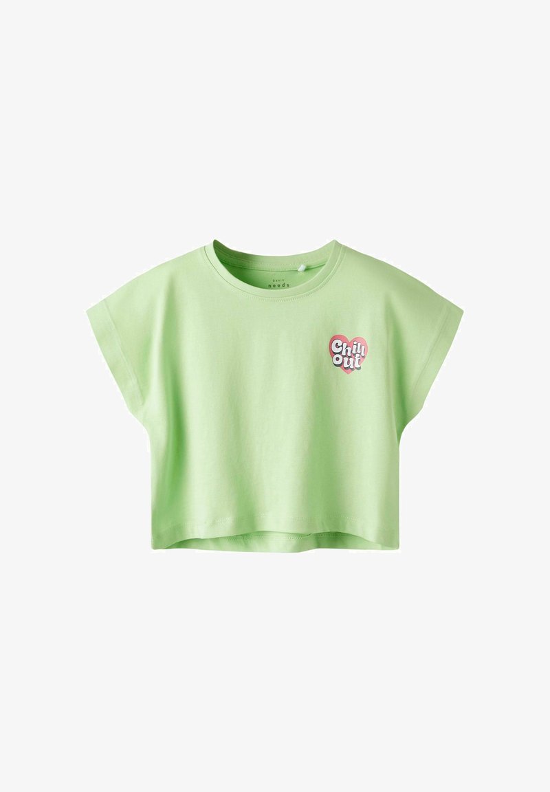 Camiseta corta de color verde claro, hecha de algodón. Presenta mangas cortas, cuello redondo y un gráfico de "Chill Out" en forma de corazón en la parte delantera.