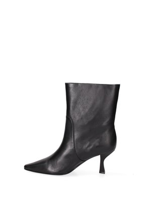 Zwarte leren enkelboot met een spitse neus, slank design en een dunne hak. Zachte textuur met minimale stikdetails.