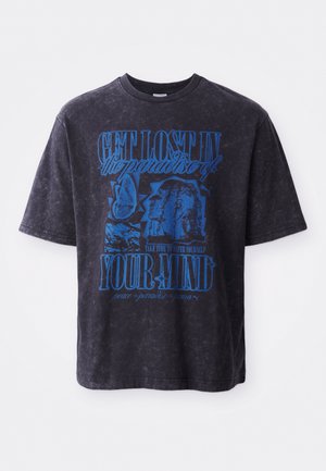 Must ტექsti musta ülemõõduline puuvillane T-särk, millel on sinine graafiline tekst ja kujutised, sealhulgas liblikas ja stiliseeritud nägu, kulunud viimistluses.