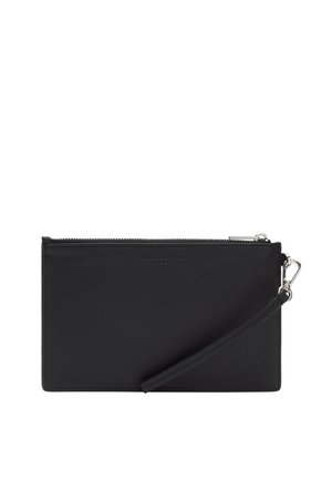 Clutch in pelle nera con texture liscia, chiusura con zip e un manico rimovibile per il polso. Presenta il logo del brand in rilievo sulla parte frontale.
