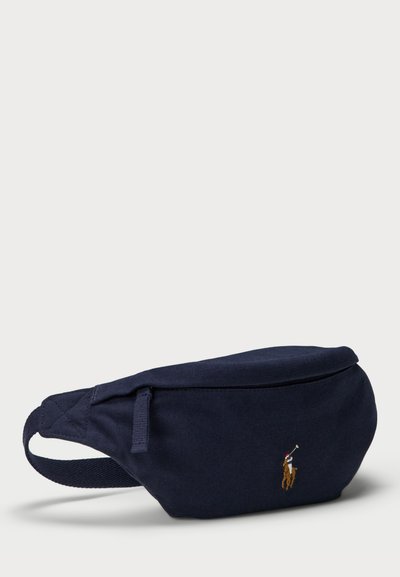Navyblaues Stoff hüfttasche mit runder Form, ausgestattet mit einem gestickten Polo-Spieler-Logo und einem verstellbaren Riemen für sicheren Halt.