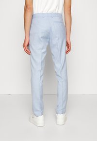 Isaac Dewhirst THE FASHION SUIT  - Odijelo - light blue