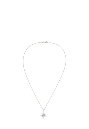 Sølv halskæde med en fin kæde, der har en stjernesymmetrisk vedhæng dekoreret med flere spidse spidser og en lille central detalje.