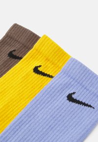 Nike Performance EVERYDAY PLUS CUSH CREW UNISEX 3 PACK - Meias desportivas - light thistleblack/yellow ochreblack/ironstone black