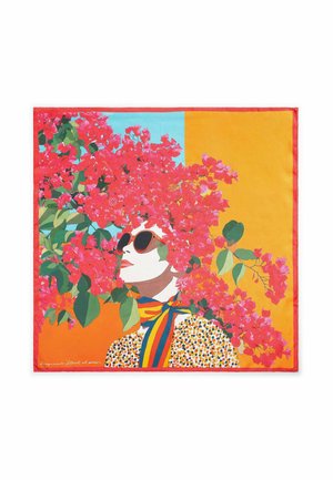 Mujer con gafas de sol grandes y una bufanda colorida con un top floral, rodeada de flores rosa brillante y hojas verdes sobre un fondo dividido azul y naranja.