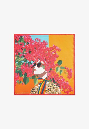 Mujer con gafas de sol grandes y una bufanda colorida con un top floral, rodeada de flores rosa brillante y hojas verdes sobre un fondo dividido azul y naranja.