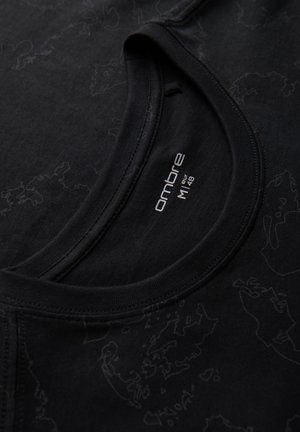 T-shirt noir à col rond avec un motif de carte subtil et une étiquette de taille "ombre M 48" imprimée à l'intérieur du col.