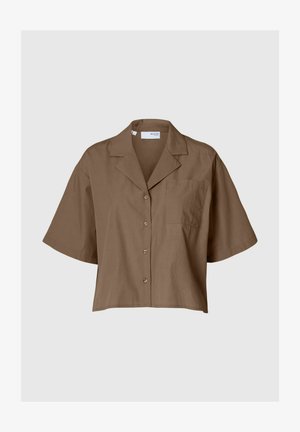 Chemise à manches courtes brune avec un col cranté, une poche poitrine unique et une coupe décontractée. Texture de tissu lisse et fermeture à boutons basique.
