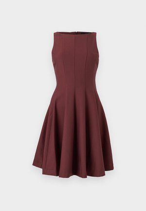 Vestido burdeos sin mangas hasta la rodilla con corpiño ajustado y falda acampanada, con detalles de costuras verticales y cierre de cremallera en la espalda.