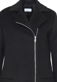 Giacca in misto lana nera con colletto a risvolto, chiusura con zip asimmetrica e delicato motivo testurizzato. Include tasche laterali.