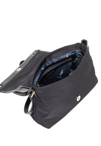 Borsa a tracolla nera in tessuto con patta in pelle liscia, hardware dorato e interno a motivo blu. Caratterizzata da una tasca aperta e da un compartimento con cerniera.