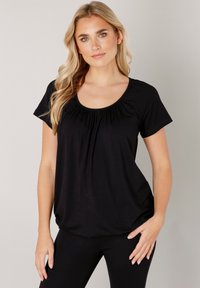 Zwart T-shirt met korte mouwen en een ronde hals, voorzien van plooien bij de halslijn. Zachte stof met een vloeiende, ontspannen pasvorm.