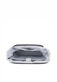 Manchon d'ordinateur portable gris dézippé montrant un intérieur rembourré avec une sangle de maintien et une poche zippée à l'intérieur.