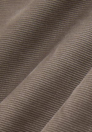 Tessuto intrecciato e strutturato in una tonalità calda di marrone, caratterizzato da un fine motivo a griglia. Leggero splendore con una caduta morbida e flessibile.