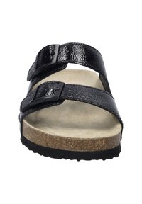 Zwarte gepatineerde leren sandalen met twee verstelbare banden, kurken voetbed en gestructureerde zolen voor grip. Ontworpen voor comfort en ondersteuning.