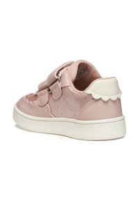 Rosa synthetisches Leder-Sneaker mit strukturiertem Finish, zwei verstellbaren Riemen und gewellten Akzenten an der Ferse, auf einer weißen Gummisohle.