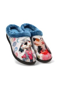 Zapatillas peludas con un cuello de piel sintética azul, con un patrón de perro en colores vibrantes sobre un fondo claro con detalles de puntos.