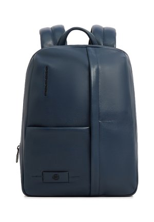 Mochila de cuero azul oscuro con tirantes acolchados, bolsillo delantero con cremallera, costura vertical y pequeño logo negro en la parte inferior frontal.