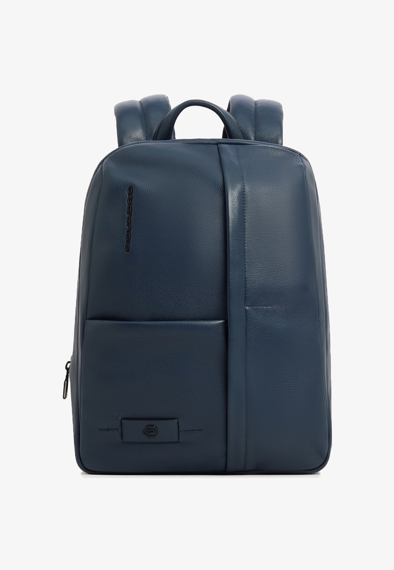 Sac à dos en cuir bleu foncé avec bretelles rembourrées, poche avant à fermeture éclair, couture verticale et petit logo noir en bas à l'avant.