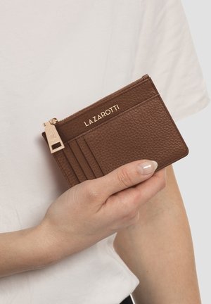 Brauner strukturiertes Leder-Kartenhalter mit goldenen Akzenten und geprägtem "LAZAROTTI"-Logo; verfügt über Fächer für Karten und ein Reißverschlussfach.